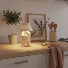 Luminária de Mesa Boneco Braço Cruzado